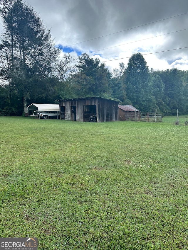 view of yard with an outbuilding