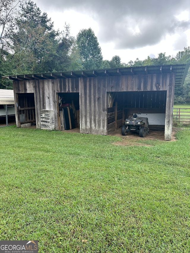 view of yard with an outdoor structure