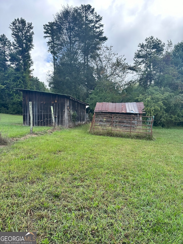 view of yard with an outbuilding