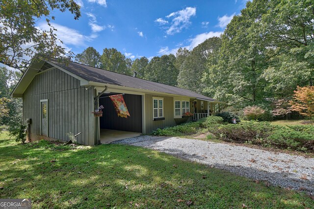 view of front of home featuring a front lawn