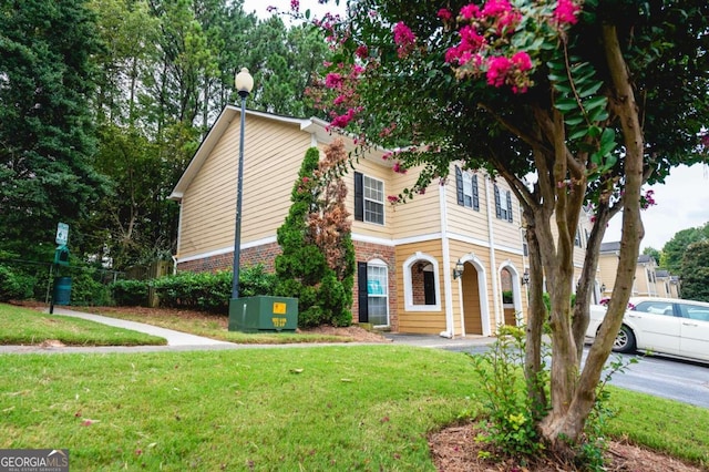 view of front of home with a front lawn