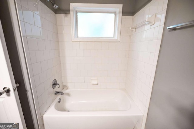 bathroom with tiled shower / bath