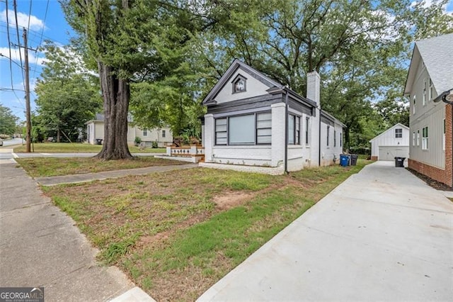 view of front of home with a front lawn