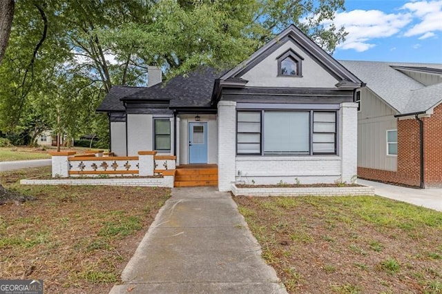 view of front of home featuring a front yard