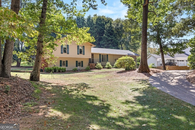 split level home with a front lawn