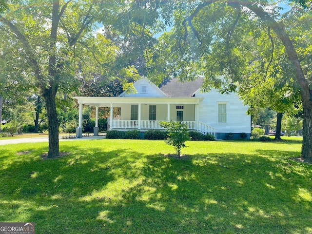 country-style home featuring a porch and a front yard