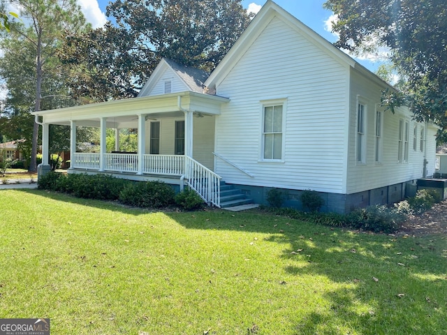 view of front facade with a front lawn and covered porch