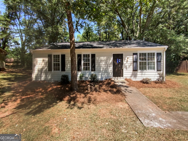 ranch-style house featuring a front lawn