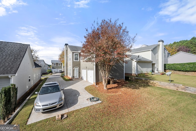 view of front of property featuring a front lawn