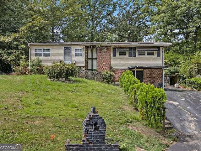 view of front of house with a front yard