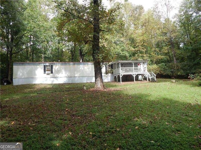 view of front of property featuring a front lawn