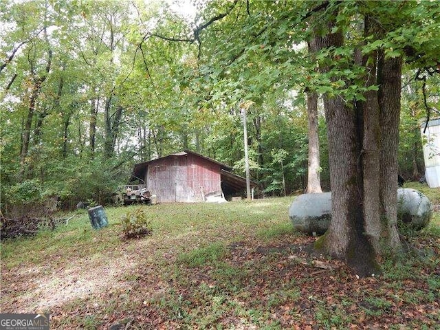 view of yard with an outbuilding