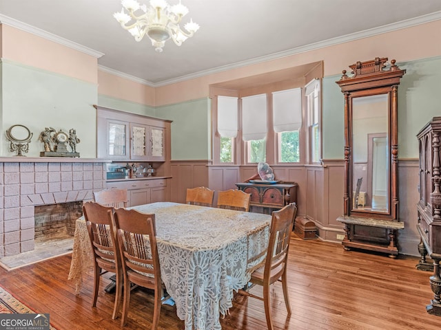 dining room with crown molding, light hardwood / wood-style flooring, and a notable chandelier