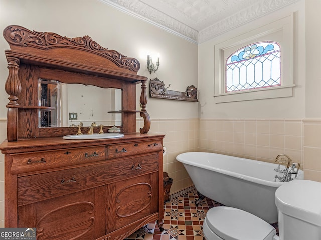 bathroom featuring a bathing tub, a textured ceiling, vanity, and toilet