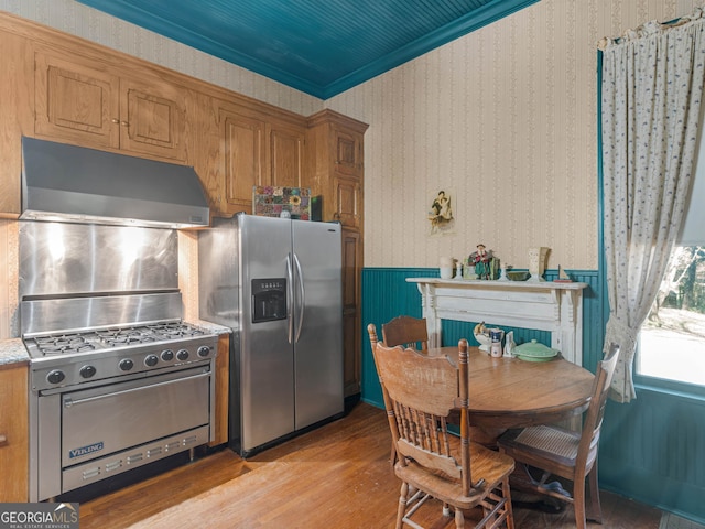 kitchen featuring ornamental molding, stainless steel appliances, and light hardwood / wood-style floors