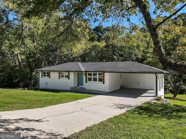 single story home featuring a front lawn