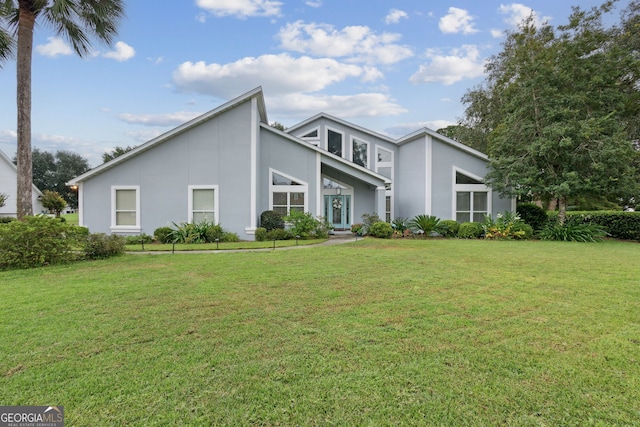 view of front of house featuring a front lawn