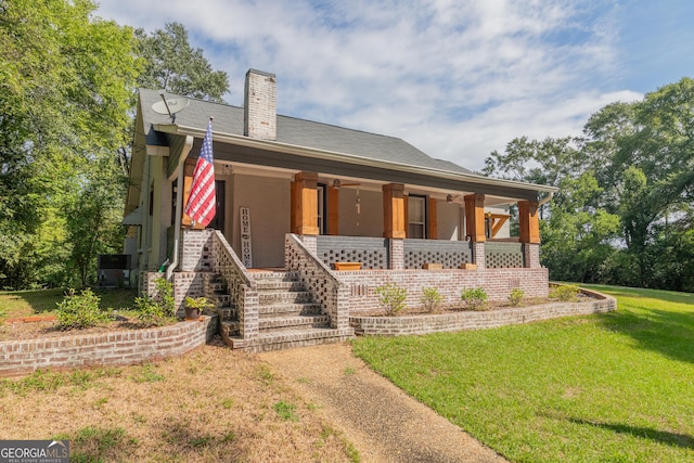 view of front facade featuring a front yard and a porch