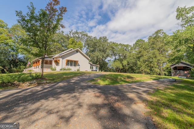 view of front of property featuring a front yard