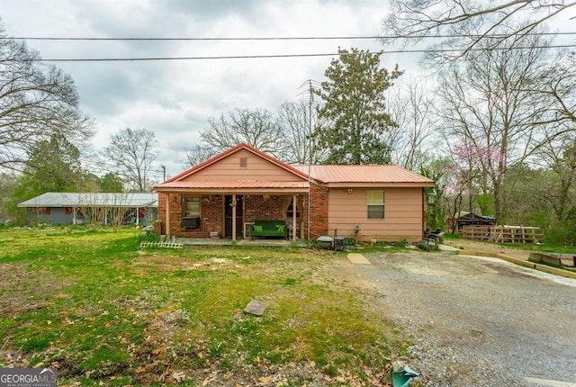 view of front facade with a front yard