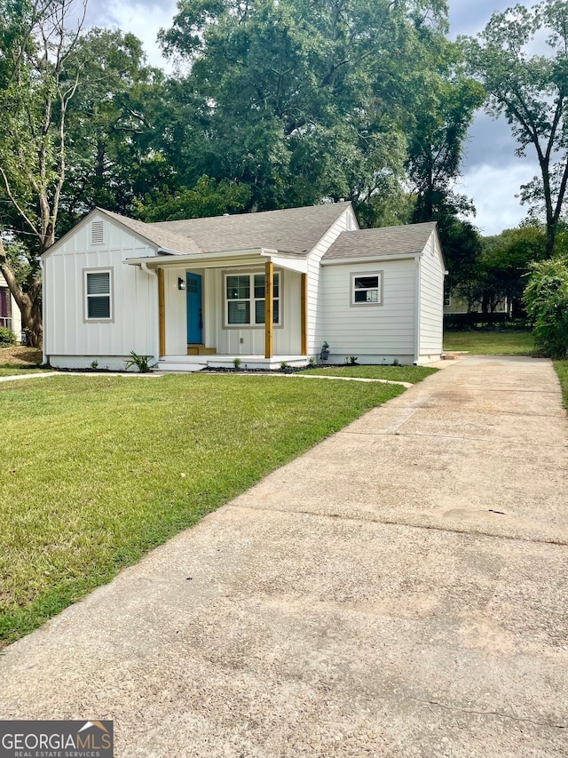 view of front facade featuring a front lawn and covered porch