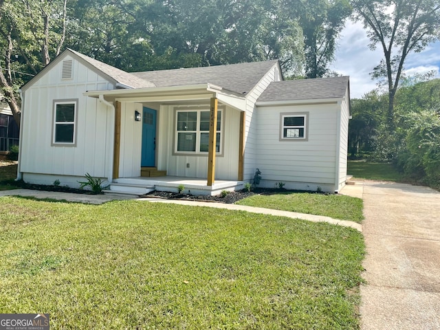 view of front of property featuring a front lawn and covered porch