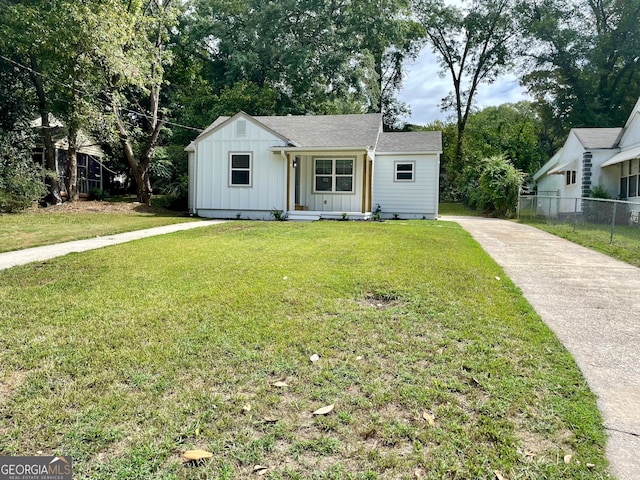 view of front of house featuring a front lawn