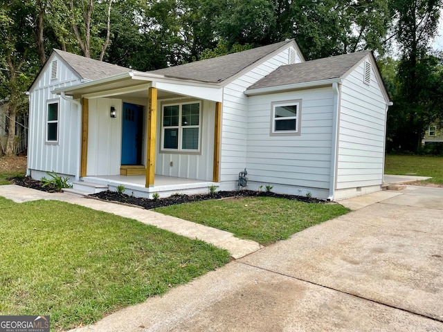 view of front facade with a porch and a front yard