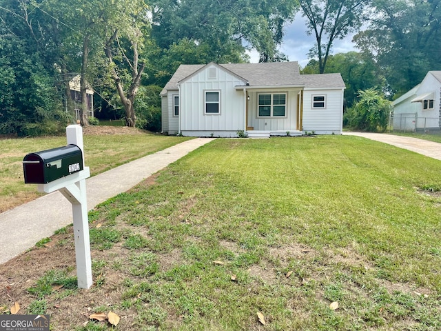 view of front facade featuring a front yard