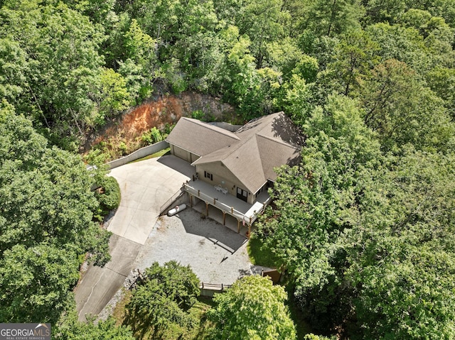 birds eye view of property featuring a wooded view