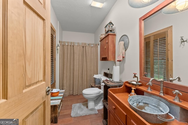 bathroom with wood tiled floor, toilet, a shower with shower curtain, a textured ceiling, and vanity