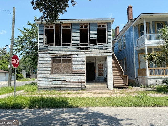 view of front of house with a balcony