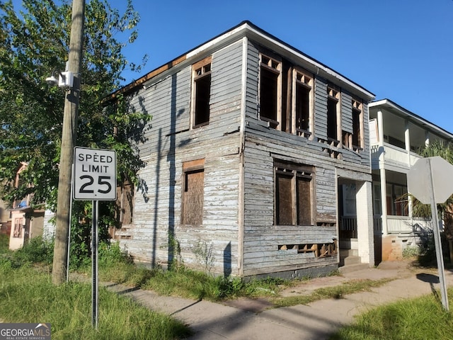 view of front facade with a balcony