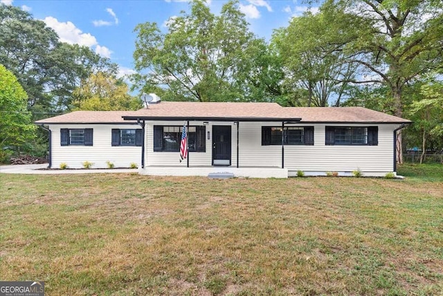 ranch-style home featuring a front lawn and a porch