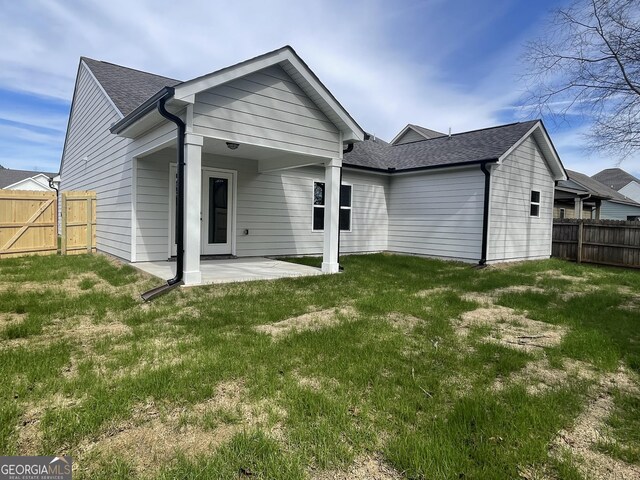 view of front of property featuring a porch, a front yard, and a garage