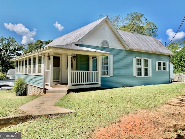 view of front of house featuring a porch and a front lawn