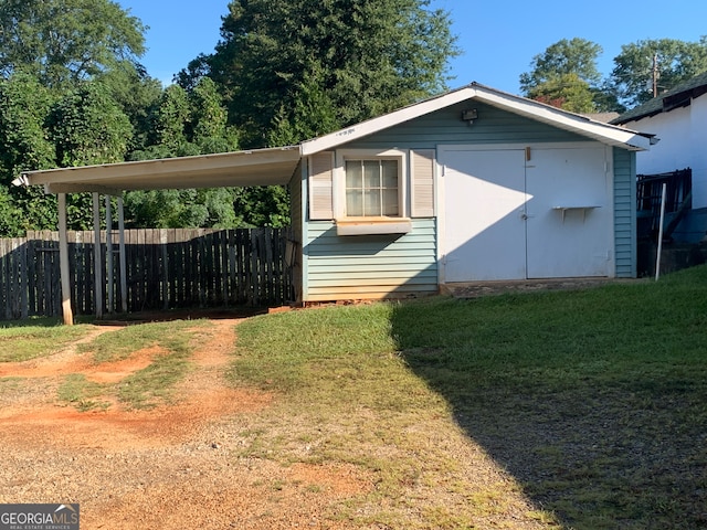 view of front of property featuring a front lawn