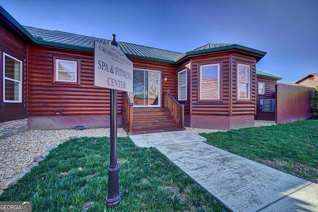 view of front of property with a front lawn