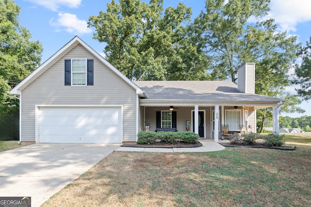 view of front of property with ceiling fan, a front lawn, and a porch