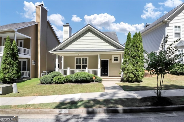 view of front facade featuring a front yard and covered porch