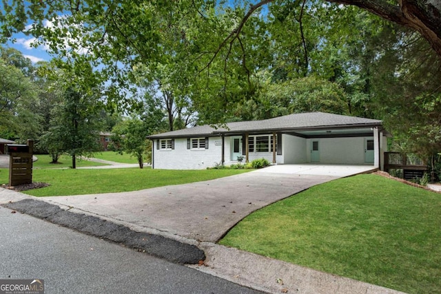 view of front of property with a front yard