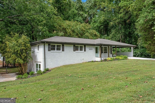 view of front of property featuring a front yard