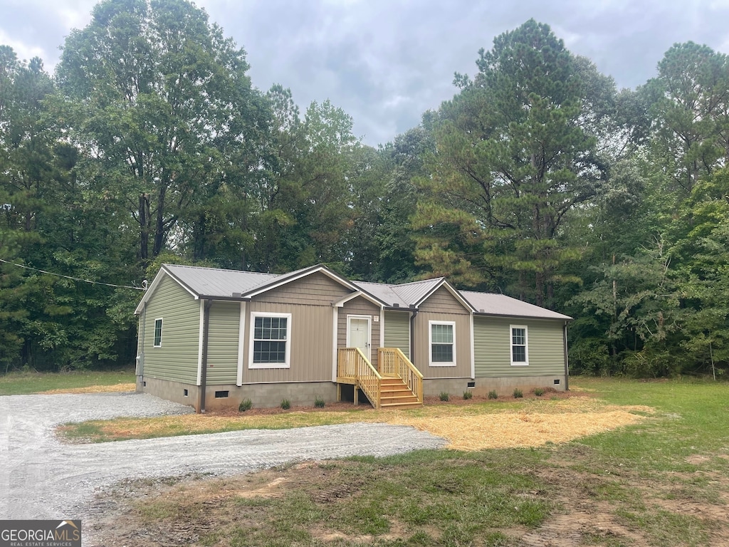 manufactured / mobile home with a front lawn