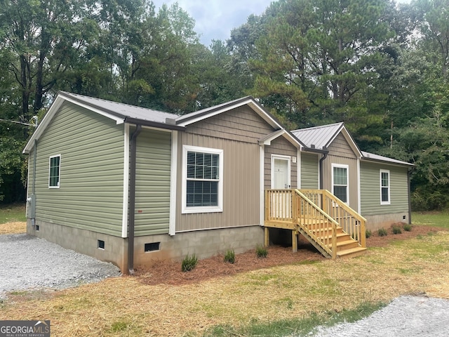 manufactured / mobile home with a front lawn