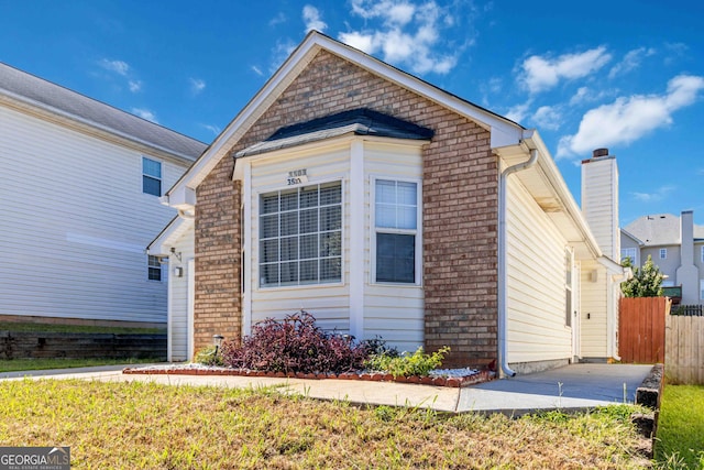 view of front of house with a front lawn