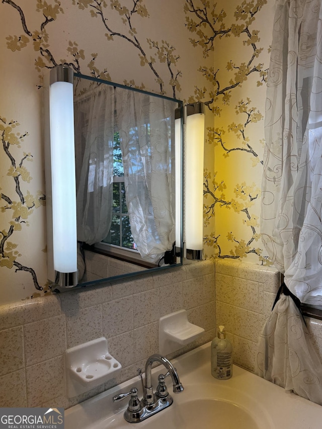 bathroom featuring backsplash