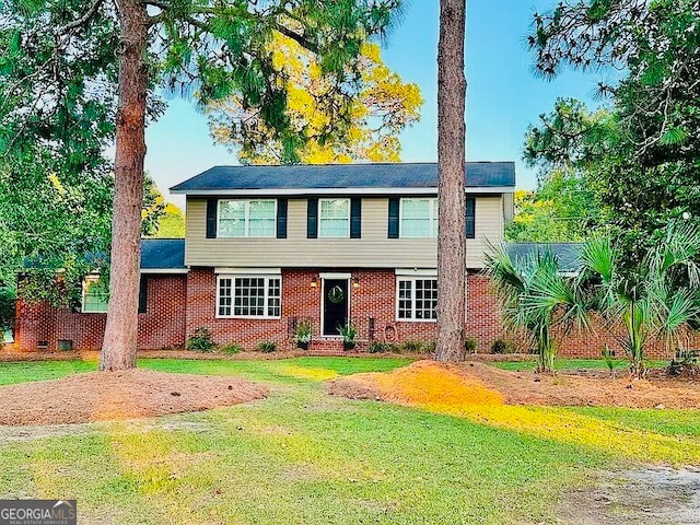 view of front of house featuring a front lawn