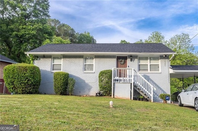 view of front of property featuring a front lawn and a carport