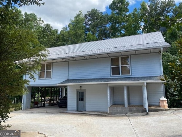 view of front of home featuring a porch and a carport