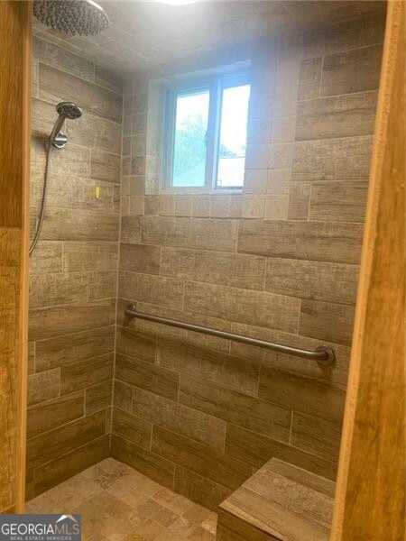 bathroom featuring a tile shower